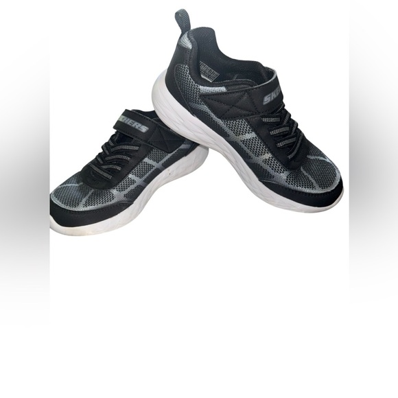 SKECHERS boy’s black and gray sneakers. Size 11 - Picture 4 of 7